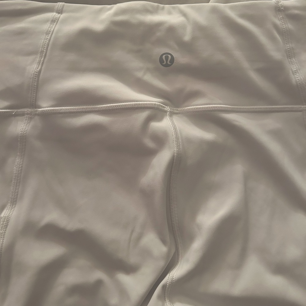 White Lulu Lemon cropped leggings 😍